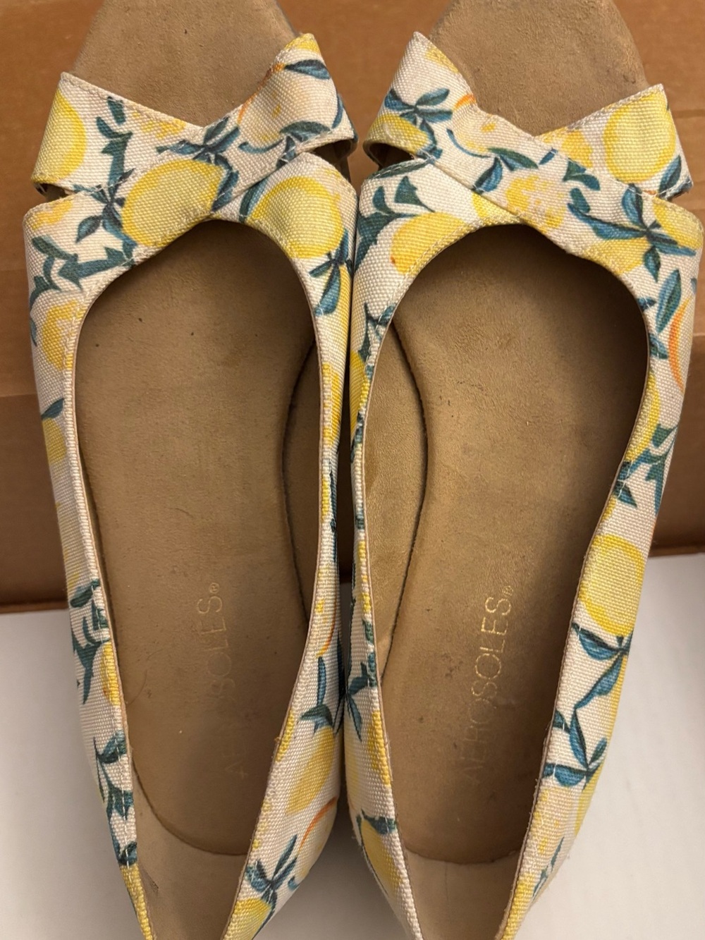 Aerosoles Yellow Lemon Print Womens Open Toe Sandals Size 7.5